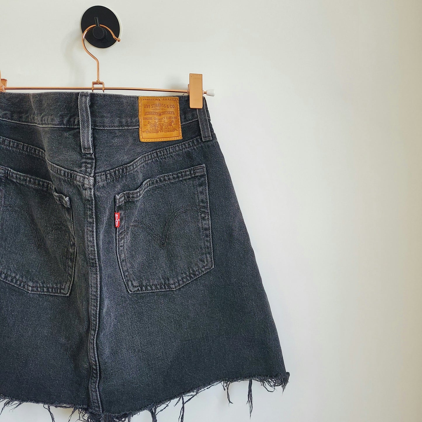 Preloved 2019 Levi's Short Denim Skirt | Size 8