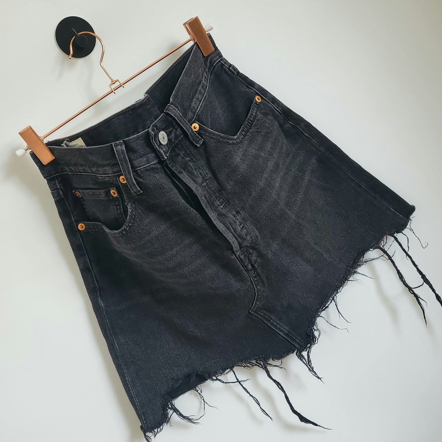 Preloved 2019 Levi's Short Denim Skirt | Size 8