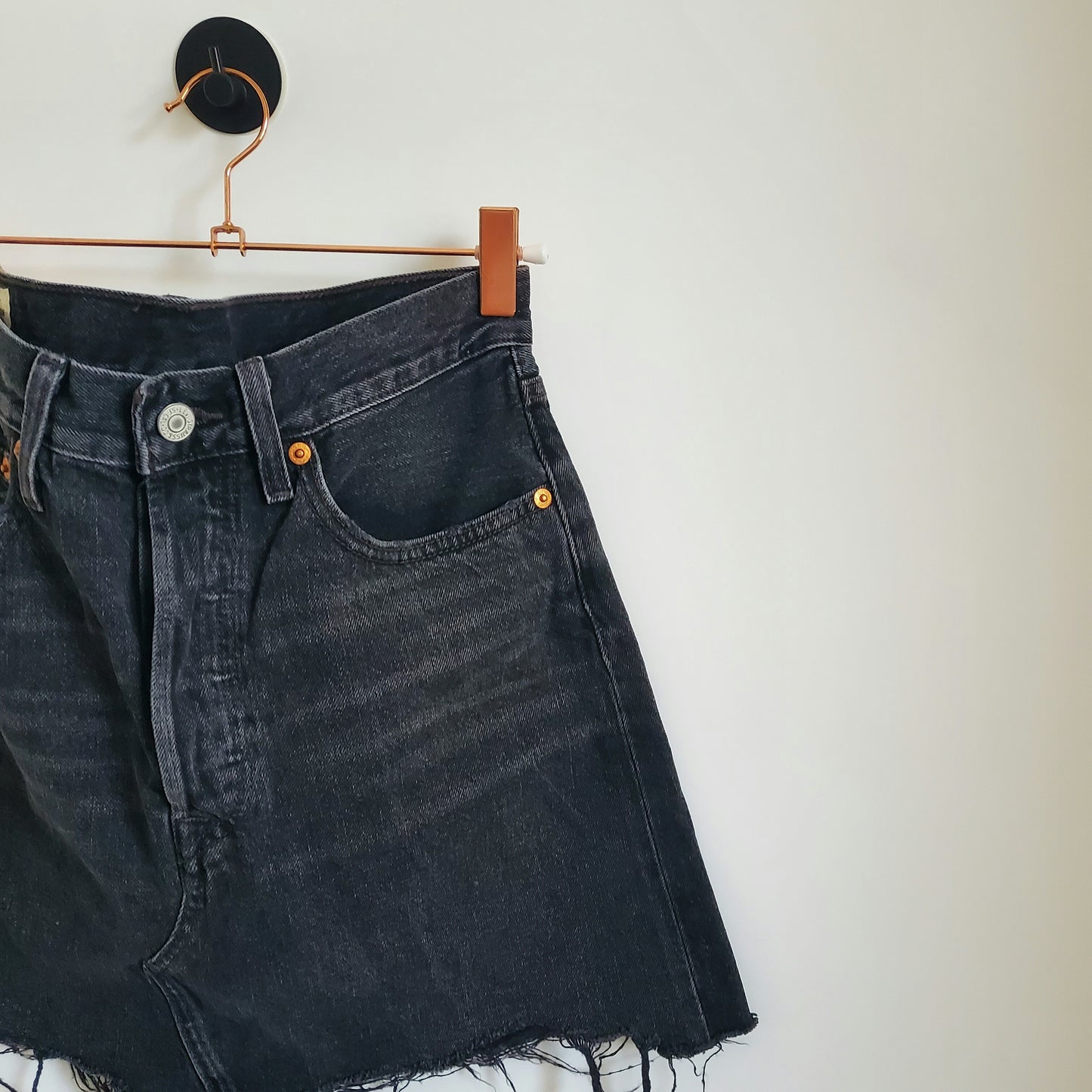 Preloved 2019 Levi's Short Denim Skirt | Size 8