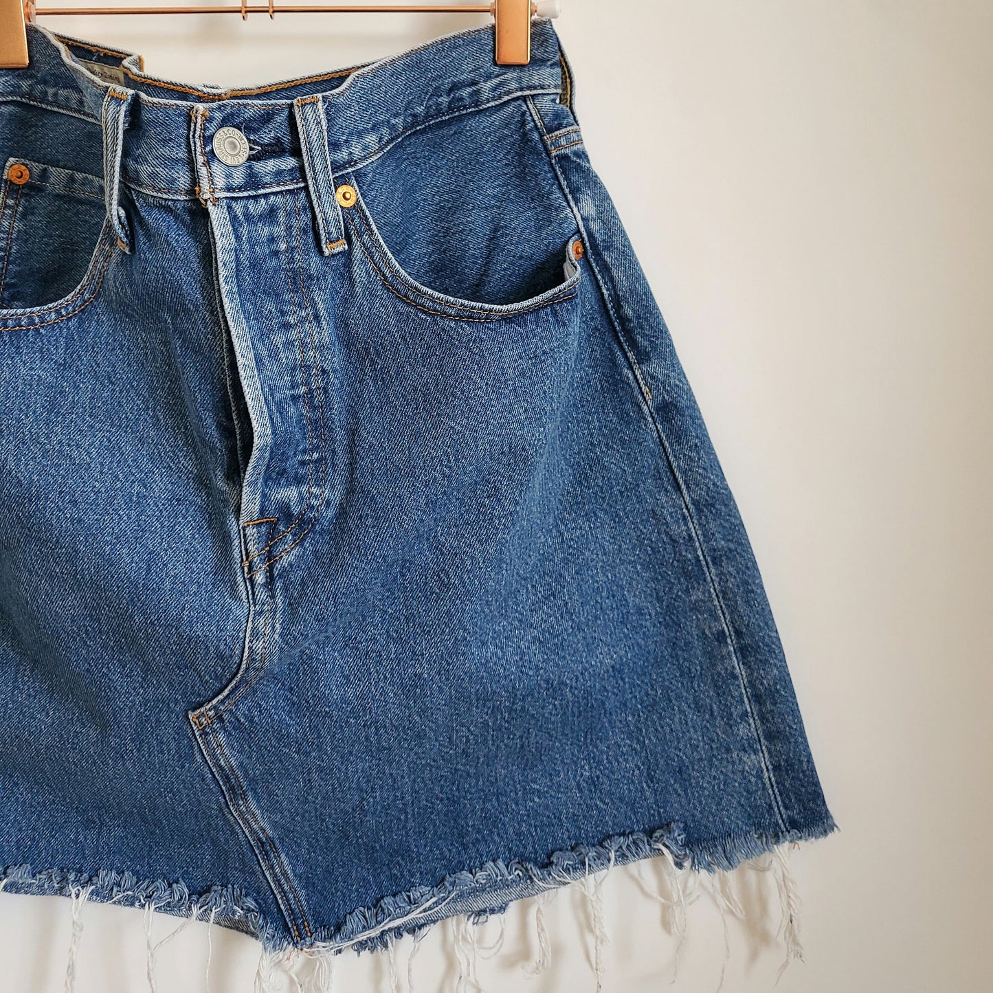 Preloved 2019 Levi's Short Denim Skirt | Size 12