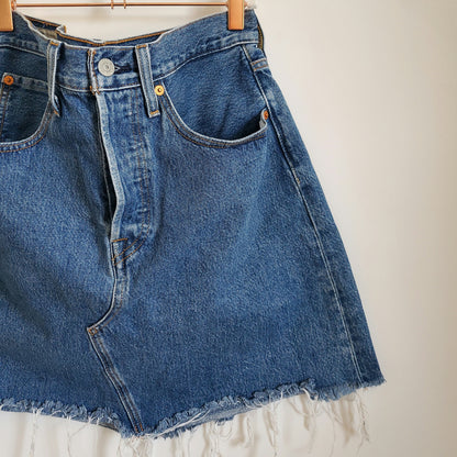 Preloved 2019 Levi's Short Denim Skirt | Size 12