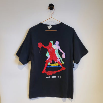 Vintage Chicago Bulls Basketball Graphic T-shirt | Size L
